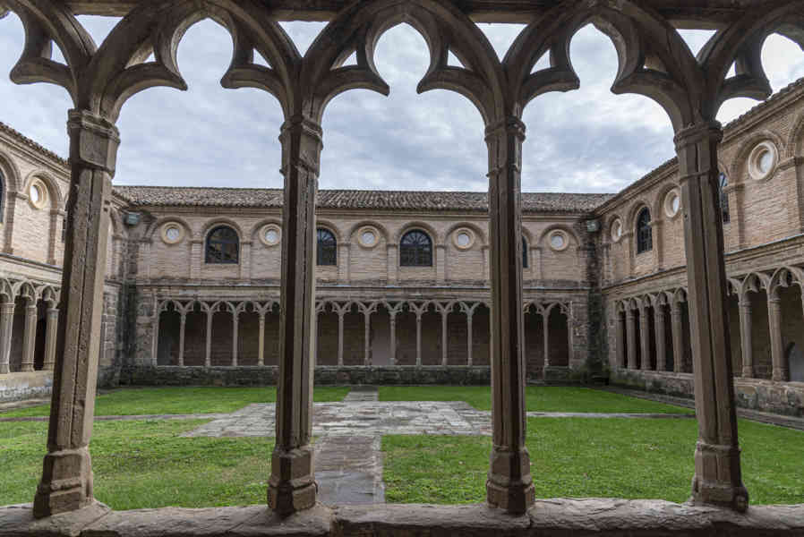 Comunidad Foral de Navarra 145 - Sangüesa - convento del Carmen - claustro.jpg